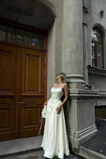 Vestido de noche de tafetán adornado con piedras